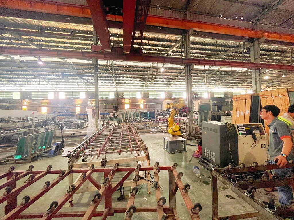 robot công nghiệp tại nhà máy sản xuất kính Taniglass