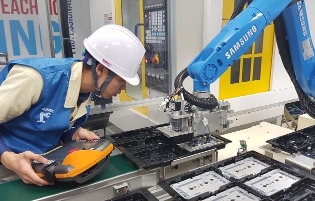robot công nghiệp được ứng dụng trong dây chuyền sản xuất điện thoại Samsung