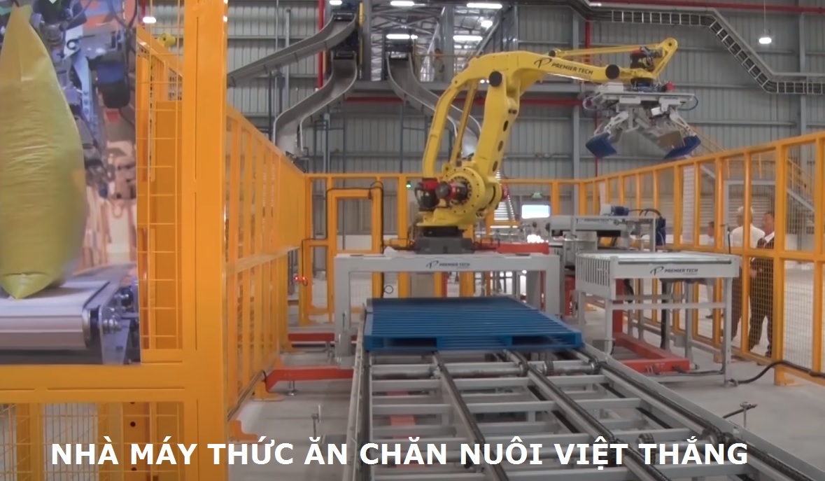 cánh tay robot công nghiệp tại nhà máy thức ăn chăn nuôi Việt Thắng - Long An