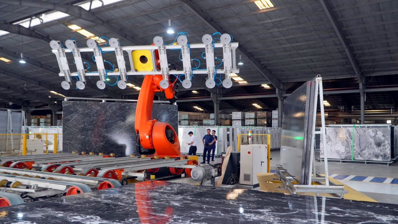 cánh tay robot công nghiệp hoạt động trong nhà máy gia công đá tại vũng tàu